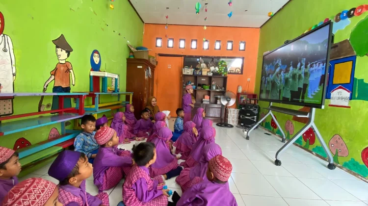 TK Nurul Iman Tanamkan Nilai Pancasila melalui Nonton Bareng Upacara