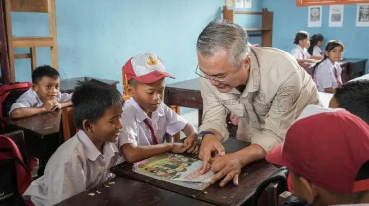 Tinjau Dua Sekolah, Bupati Cek Kemampuan Baca Siswa dan Tanamkan Semangat Belajar