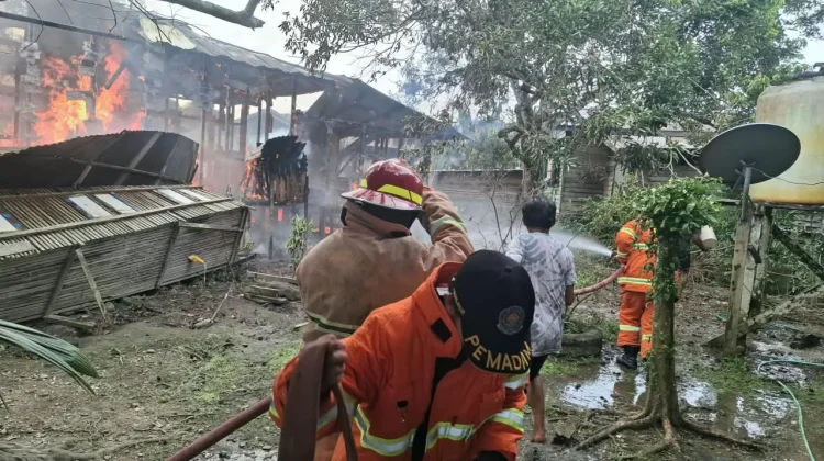 Api Mengamuk di Gang Baya Taka, Satu Unit Rumah Ludes Terbakar