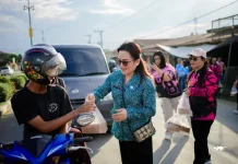 Aksi Sosial di Simpang Terminal: TP PKK Malinau Bagikan Takjil Gratis