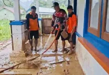 Petugas Dikerahkan Tangani Dampak Tanah Longsor di Lung Barang