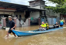 Banjir Rendam Akses Pelabuhan, Warga Manfaatkan Ojek Perahu