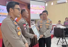Jaga Wilayah Terpencil, Bhabinkamtibmas Apau Ping Terima Penghargaan