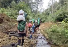 Akses Tak Memadai, Warga Long Sule Tempuh Puluhan Kilometer Berjalan Kaki