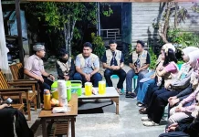 Mahasiswa KKN UBT Pererat Silaturahmi Bersama Ketua RT