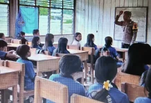 Bripka Rudi, Bhabinkamtibmas Perbatasan hadir di Sekolah Bantu Mengajar Siswa