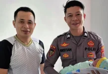Polisi Bantu Persalinan Darurat, Ibu Asal Krayan Melahirkan di dalam Mobil