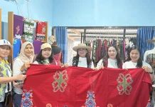 Tinjau Sentra Kerajinan Desa Wisata Pulau Sapi, Dorong UMKM Lokal