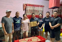 Pemdes Wisata dan Karang Taruna Pulau Sapi Salurkan Bantuan Korban Kebakaran