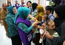Serahkan 100 Paket Gizi, Rahmawati Ajak Cegah Stunting Bersama