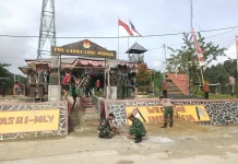 Satgas Pamtas Yonarmed 4/Parahyangan Bangun Gapura Pos Gabma Long Midang