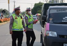 Satlantas Polres Malinau Bagikan Bendera Merah Putih kepada Pengendara
