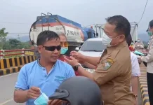 Kabut Asap Serbu Malinau, PMI dan Pemkab Bagikan Masker kepada Pengguna Jalan