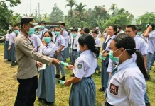 Polsek Kayan Hulu Bagikan Masker Antisipasi Kabut Asap Karhutla di Perbatasan