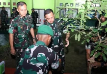 Pangdam Lakukan Penanaman Pohon Kelengkeng Diamond di Yonif 614
