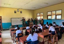 Peduli Pendidikan, Satgas Pamtas Mengajar di SMPN 4 Malinau Barat