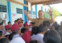 Disambut Antusias Siswa SDN 004 Malinau Kota, Bupati Wempi Diserbu Siswa