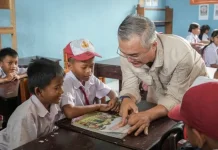 Tinjau Dua Sekolah, Bupati Cek Kemampuan Baca Siswa dan Tanamkan Semangat Belajar