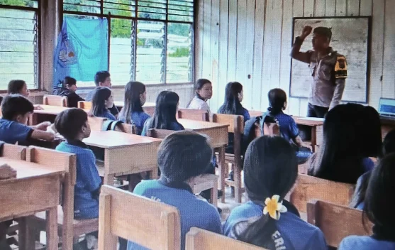 Bripka Rudi, Bhabinkamtibmas Perbatasan hadir di Sekolah Bantu Mengajar Siswa