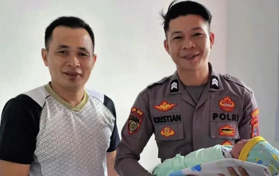 Polisi Bantu Persalinan Darurat, Ibu Asal Krayan Melahirkan di dalam Mobil
