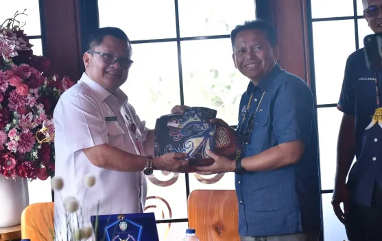 Kerajinan Lokal Jadi Cinderamata Tamu Pemkab
