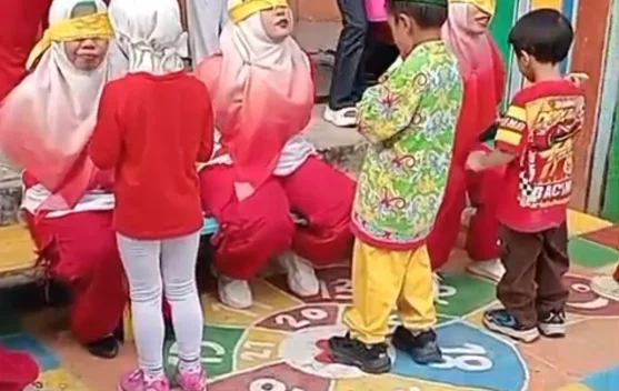 Semarak Kemerdekaan, KB dan TK Al-Hidayah Gelar Lomba Makan Pisang