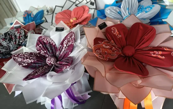 Kain Batik Malinau Disulap Jadi Buket Bunga Estetik