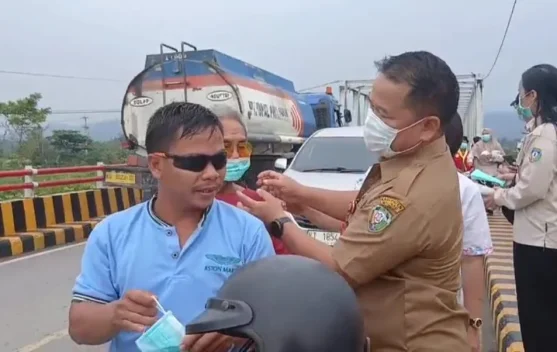 Kabut Asap Serbu Malinau, PMI dan Pemkab Bagikan Masker kepada Pengguna Jalan