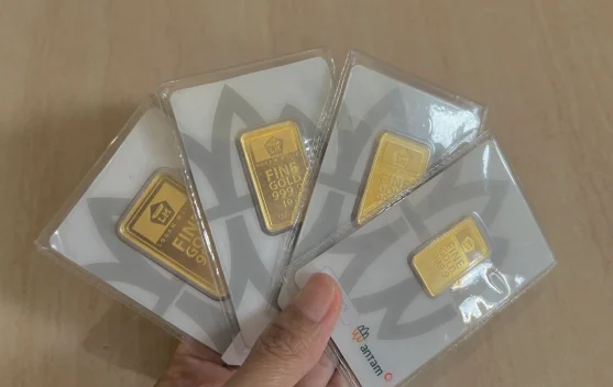 Kembali Terkoreksi, Harga Emas Antam Menyusut Rp10.000 per Gram