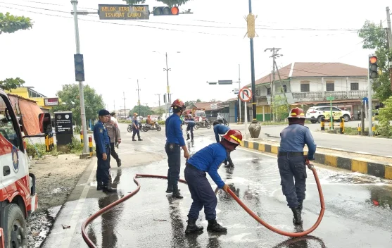 Tumpahan Solar Picu Kecelakaan di Malinau, Damkar Turun Tangan