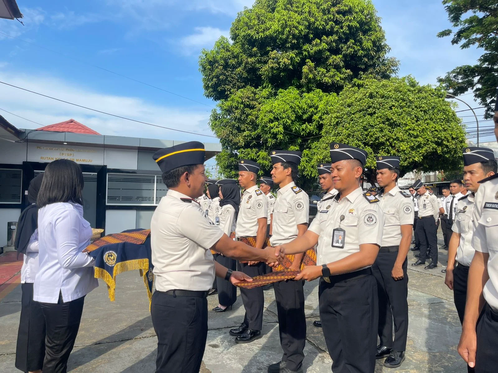 Karutan Mamuju Pimpin Upacara Kenaikan Pangkat Enam Belas Pegawai Rutan  Mamuju - RRI.co.id