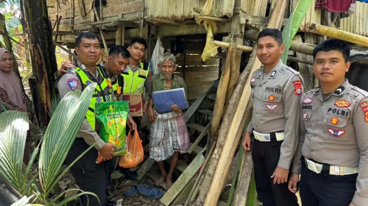 Ditlantas Polda Sulbar Sambangi Korban Kebakaran di Polman