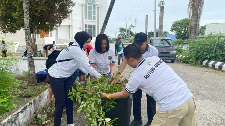 Warga Binaan Rutan Mamuju Berbakti Bersihkan Masjid Raya