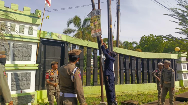 Tindak Lanjut Arahan Presiden, Satpol PP Sulbar Tertibkan Spanduk