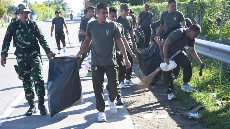Korem 142 Mamuju Gelar Bersih-bersih  di Jalan Artery Mamuju
