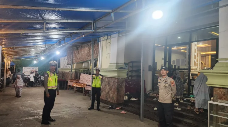 Polres Mamasa Amankan Tarawih di Masjid Nurul Yaqin