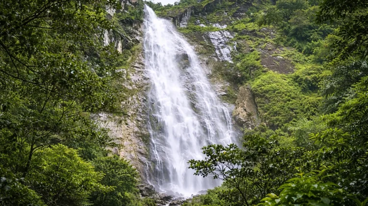 Akhir Pekan, Air Terjun Sambabo Jadi Pilihan Wisata Keluarga