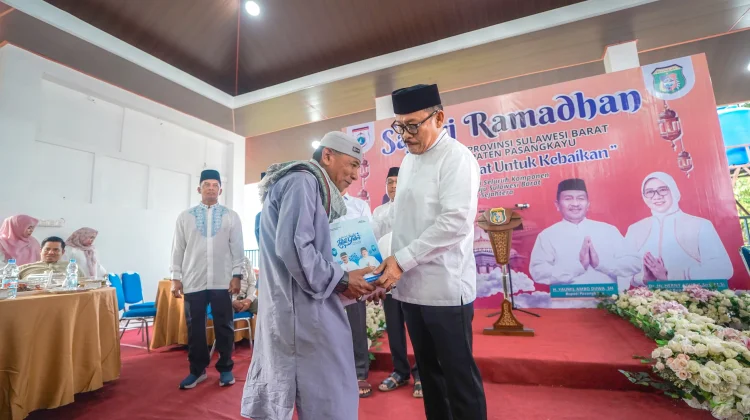 Gubernur Sulbar Bagikan 700 Paket Ramadan di Pasangkayu