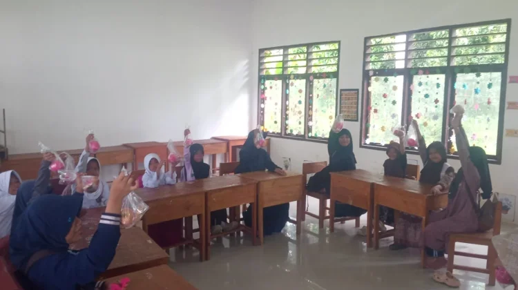 Tetap Berlajan, Program Makan Bergizi Bagikan Kue Kering selama Ramadhan