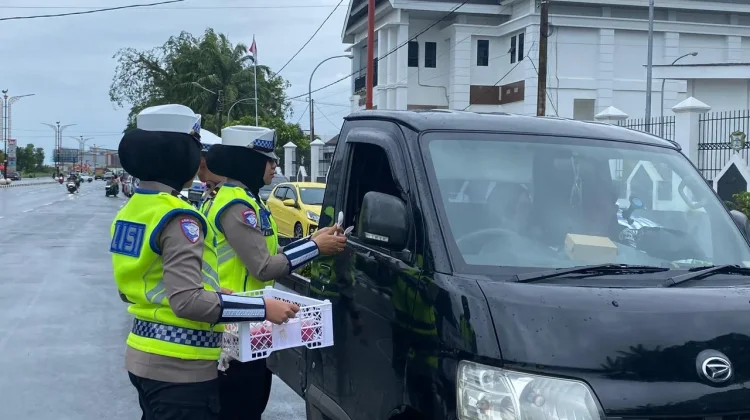 Ditlantas Polda Sulbar Berbagi Takjil dan Edukasi Pengendara Tertib Lalu Lintas