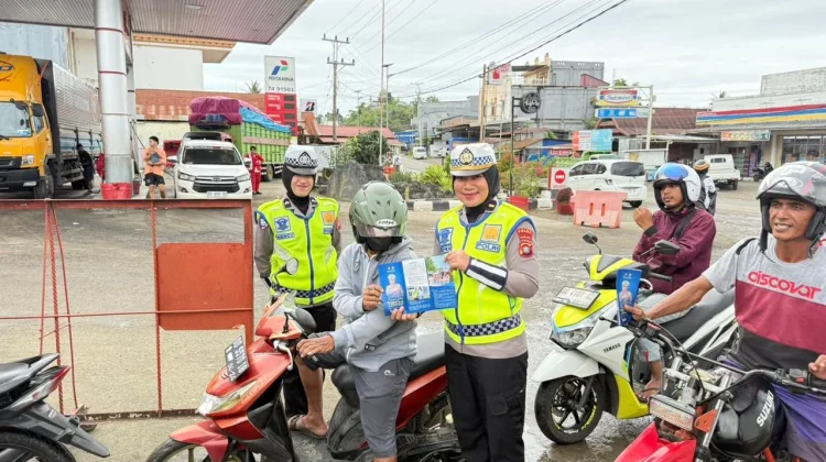 Ditlantas Polda Sulbar Bagikan Leaflet, Himbau Tertib Helm Berkendara