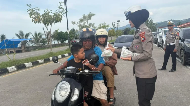 Ditlantas Polda Sulbar Gandeng Ojol Bagi Takjil Buka Puasa