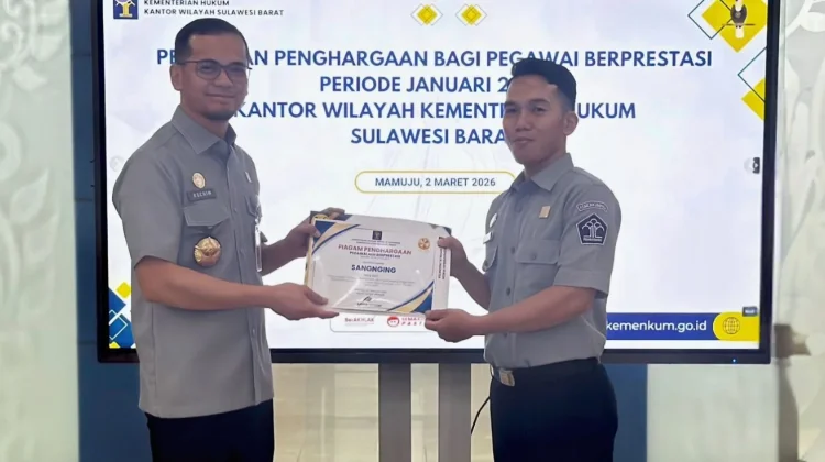 Kakanwil Kemenkum Sulbar Serahkan Penghargaan Pegawai Berprestasi