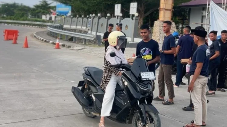 Prajurit Lanal Mamuju Bagi Takjil jelang Berbuka Puasa