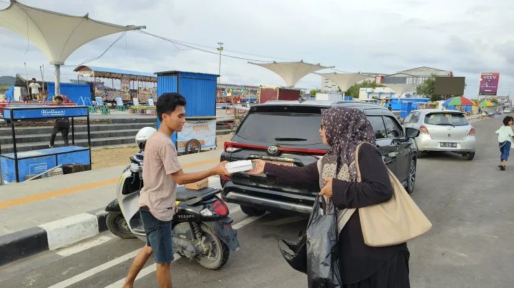 Warga Serbu Pembagian Takjil DWP LPP RRI Mamuju