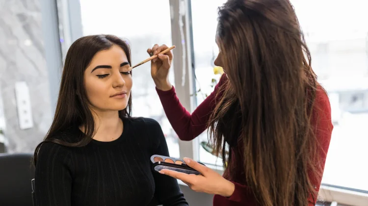 Jasa Make Up Artist dalam Industri Ekonomi Kreatif