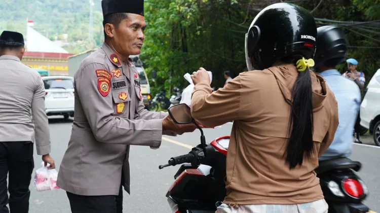 Polda Sulbar Bagi Takjil, Silahturahmi Polisi dan Masyarakat