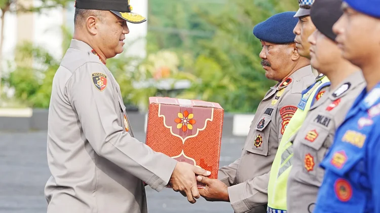 Bingkisan Lebaran, Kapolda Sulbar: Berbagi Kebahagiaan Bulan Ramada