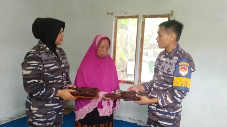 Lanal Mamuju Berikan Bantuan Sarana Mengaji untuk TPA Babul Ilahi