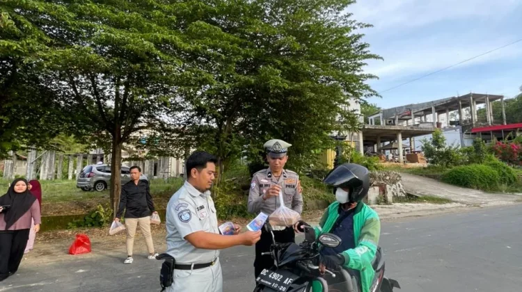 Ditlantas Polda Sulbar dan Jasa Raharja Berbagi Takjil, Titip Pesan Keselamatan